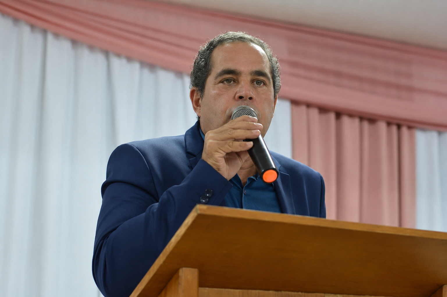 Professor Mauro Bomfim, advogado eleitoralista, de braços cruzados em seu escritório